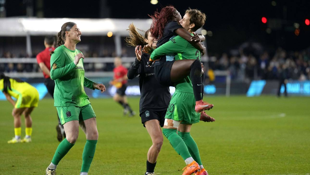 Ann-Katrin Berger (r.) feiert den Meistertitel