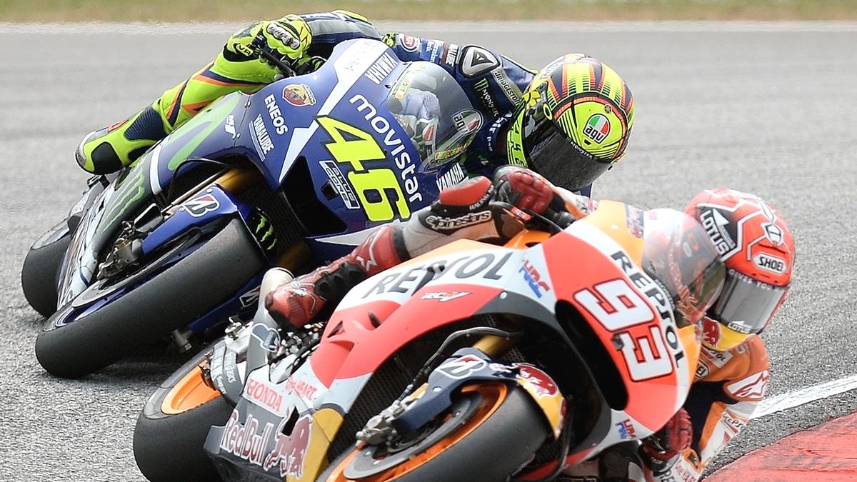 2015: Im vorletzten Rennen der MotoGP in Malaysia kickt Rekordweltmeister Valentino Rossi (l.) seinen Rivalen Marc Marquez in einer Kurve mit einem Knietritt von der Strecke. Der Italiener hatte sich auf der Jagd nach seinem großen WM-Konkurrenten Jorge Lorenzo vom Spanier eingebremst gefühlt und rechtfertigte seine Aktion später: "Marc fuhr nur, um mir im Weg zu stehen. Dabei habe ich sehr viel Zeit verloren"