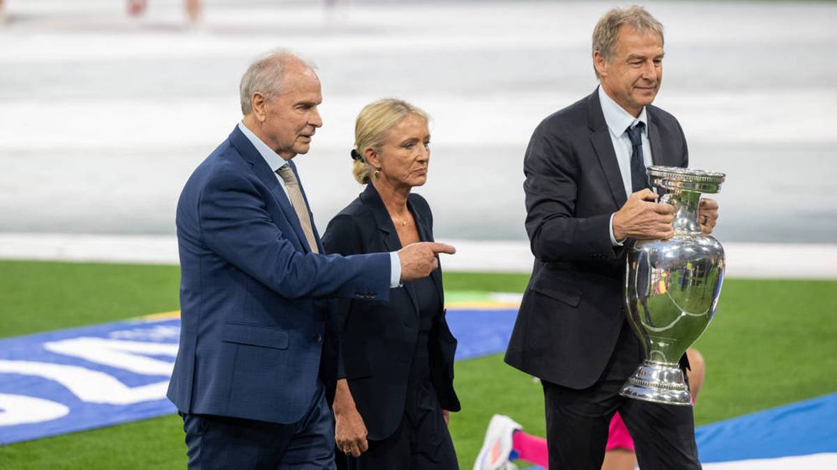 Heidi Beckenbauer, Jürgen Klinsmann und Bernard Dietz brachten den EM-Pokal aufs Spielfeld