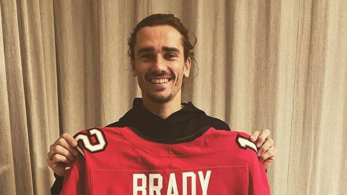 Antoine Griezmann ist bekannt für seine NFL-Affinität – und hat von Star- Quarterback Tom Brady sogar ein persönlich signiertes Trikot zugesandt bekommen. Darauf geschrieben: "Antoine - ein großartiger Spieler + Champion. Viel Glück."