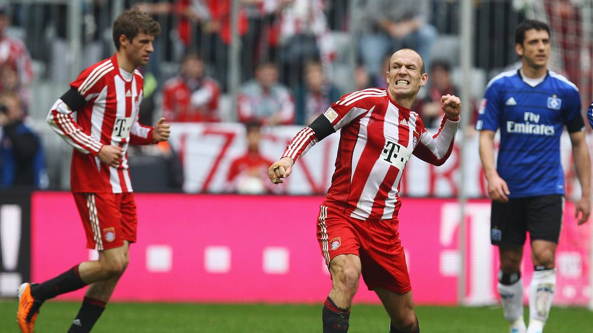 Drei Jahre zuvor schießen Arjen Robben (M.) und Co. die damals von Armin Veh trainierten Hamburger mit 6:0 aus der Allianz Arena.