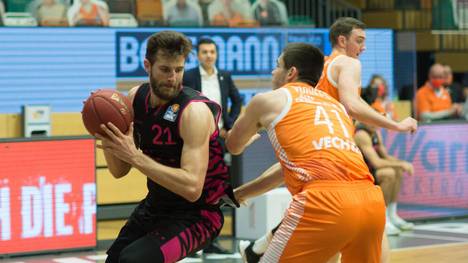 Die Telekom Baskets Bonn um Leon Kratzer (l.) feiern gegen RASTA Vechta ihren ersten Saisonsieg in der BBL