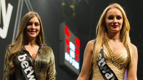 Darts: Daniella Allfree (l.) und Charlotte Wood feiern ihr Comeback als Walk-on-Girls 