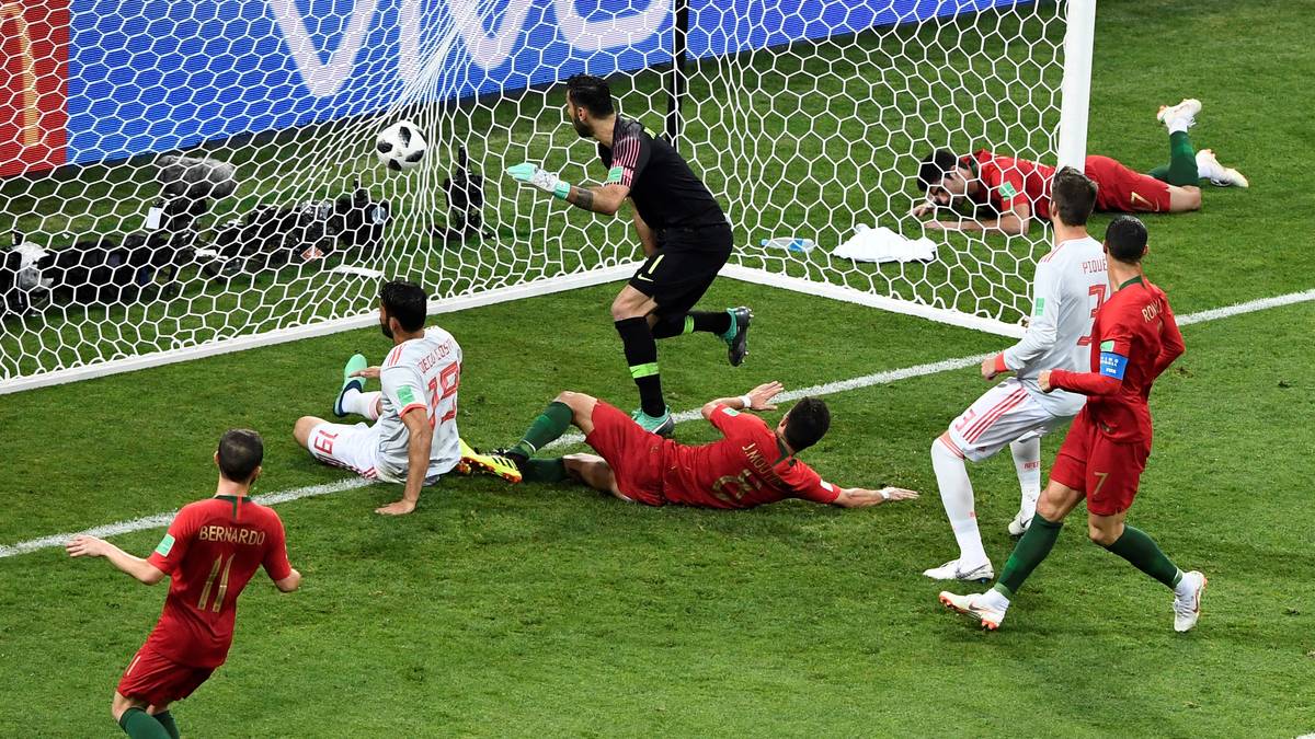 SCHWEIZ - Blick: "Hattrick-Ronaldo führt Portugal zu irrem Remis. Den größten Gruppenspiel-Leckerbissen habe wir wohl bereits gesehen. In einer verrückten Partie führt Portugal-Captain Ronaldo den Europameister im Alleingang zum 3:3-Remis gegen Mitfavorit Spanien"