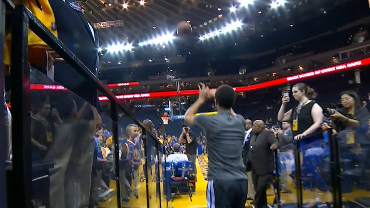 Curry gelingt irrer Treffer