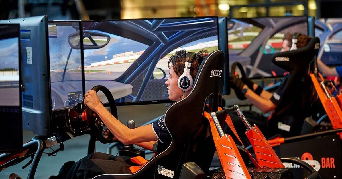 Симрейсинг. ADAC simracing. Симрейсинг девушки. Simracing Expo 2022.