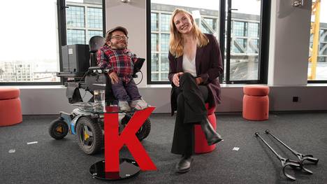 Zu Gast bei Raúl Krauthausen heute die Tänzerin Sophie Hauenherm. Durch ärztliches Versagen ist sie auf Krücken bzw. Rollstuhl angewiesen. Ihrer Kunst tut das keinen Abbruch. Sie sagt: "Je mehr inklusiver Tanz stattfindet, umso mehr wird das zur Gewohnheit. Und irgendwann denkt man eben beim Tanz auch an eine Person im Rollstuhl."