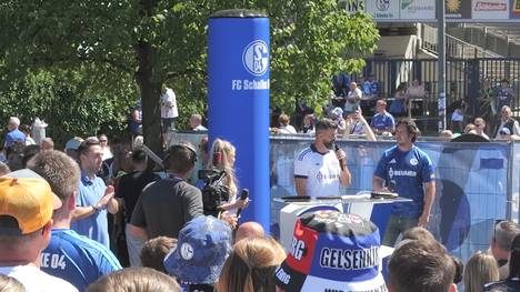 Sommerliche Temperaturen, ausgelassene Stimmung und ein aufgrund tausender Fans in Trikots komplett in Blau und Weiß gehülltes Vereinsgelände: Der Schalke-Tach zeigt einmal mehr, was den S04 so besonders macht.
