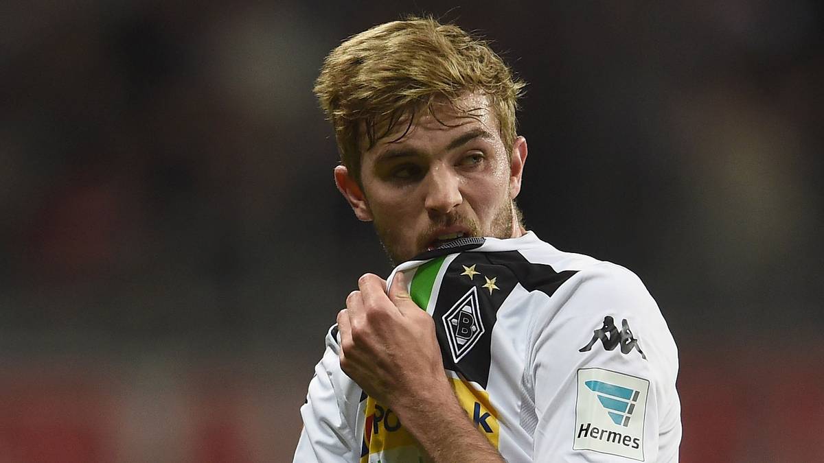 Der Weltmeister knabbert ein wenig an seinem Trikot