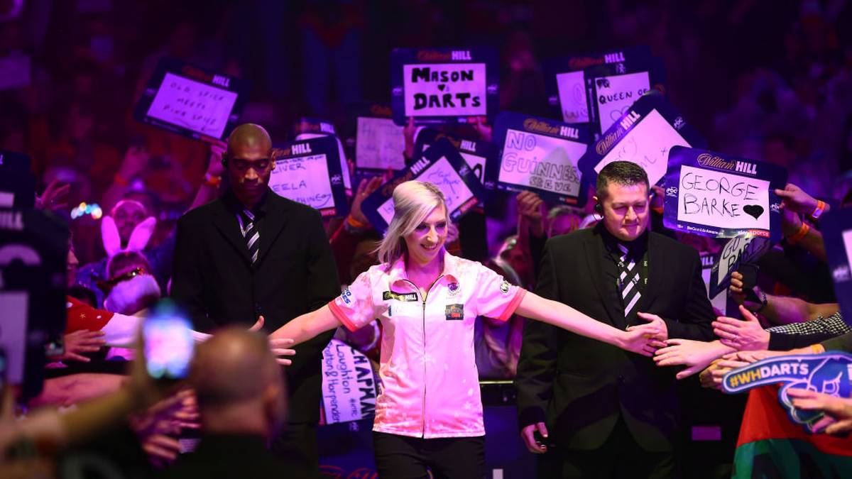 Da sich das Contender-System 2019 bewährt hat, darf sich auch dieses Jahr pro Spieltag wieder ein wechselnder Spieler auf der großen Bühne beweisen. Bislang stehen John Henderson und Fallon Sherrock (Bild) als sogenannte "Challenger" fest. Weitere sieben werden noch bekannt gegeben