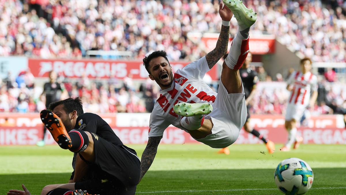 Mit harten Bandagen: Leonardo Bittencourt (r.) wird von den Beinen geholt