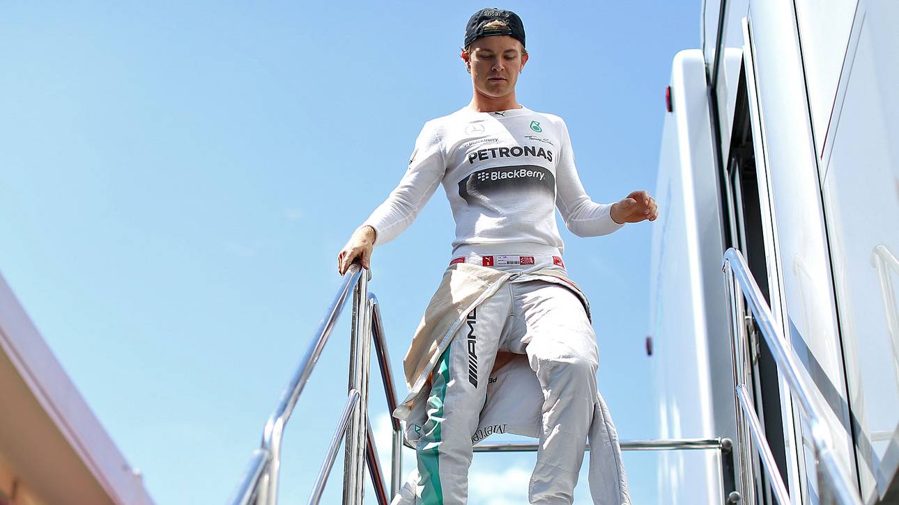 Mercedes bestraft Rosberg für Kollision mit Hamilton