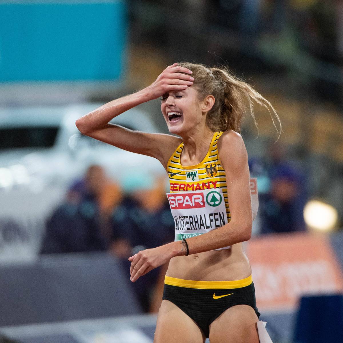 Als erste deutsche Läuferin gewinnt Konstanze Klosterhalfen EM-Gold über die 5000 m. Dabei hatte sie überlegt, ob sie überhaupt starten sollte. Ihr Trainer war dagegen. 