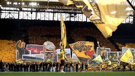 Borussia Dortmund hat gegen den VfB Stuttgart das 50-jährige Jubiläum seines Stadions gefeiert. Die Fans lieferten eine wahnsinnige Choreo.