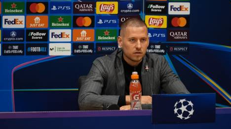 Im Champions-League-Spiel gegen den FC Barcelona trifft Borussia Dortmund auf eine der besten Offensiven der Welt. Waldemar Anton spricht über die Vorbereitung auf diese Offensive. 