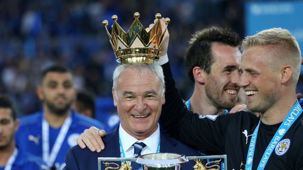 Claudio Ranieri wurde nach Leicesters Meisterschaft von Torwart Kasper Schmeichel die Krone aufgesetzt