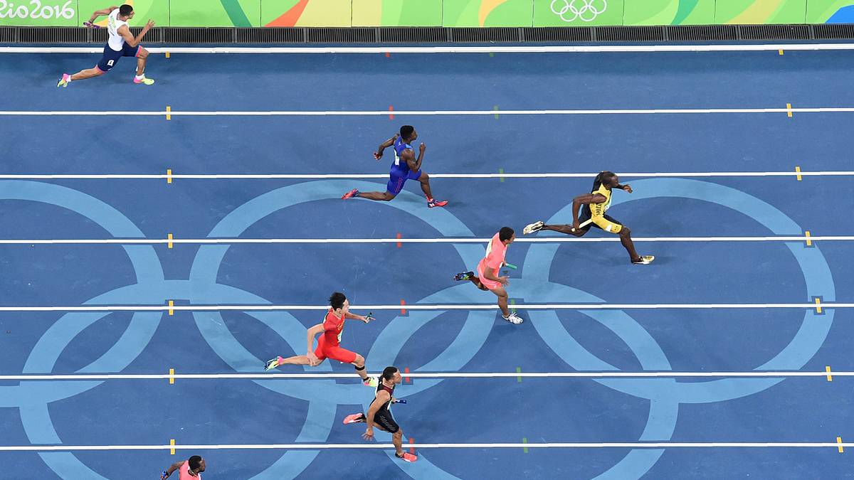 Doch dann zündet Bolt den Turbo und setzt sich auf seine unnachahmliche Art Meter um Meter von den Konkurrenten ab