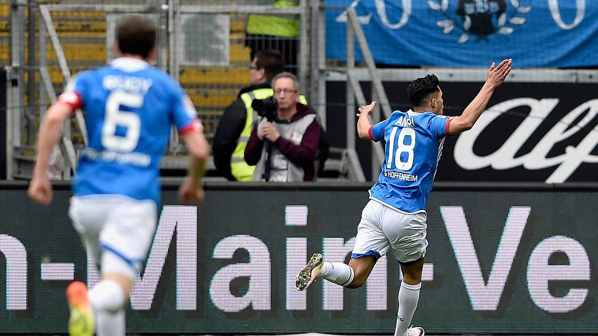 Nadiem Amiri schließt nach einem Wahnsinns-Solo gekonnt ab und rennt danach noch weiter zum Feiern