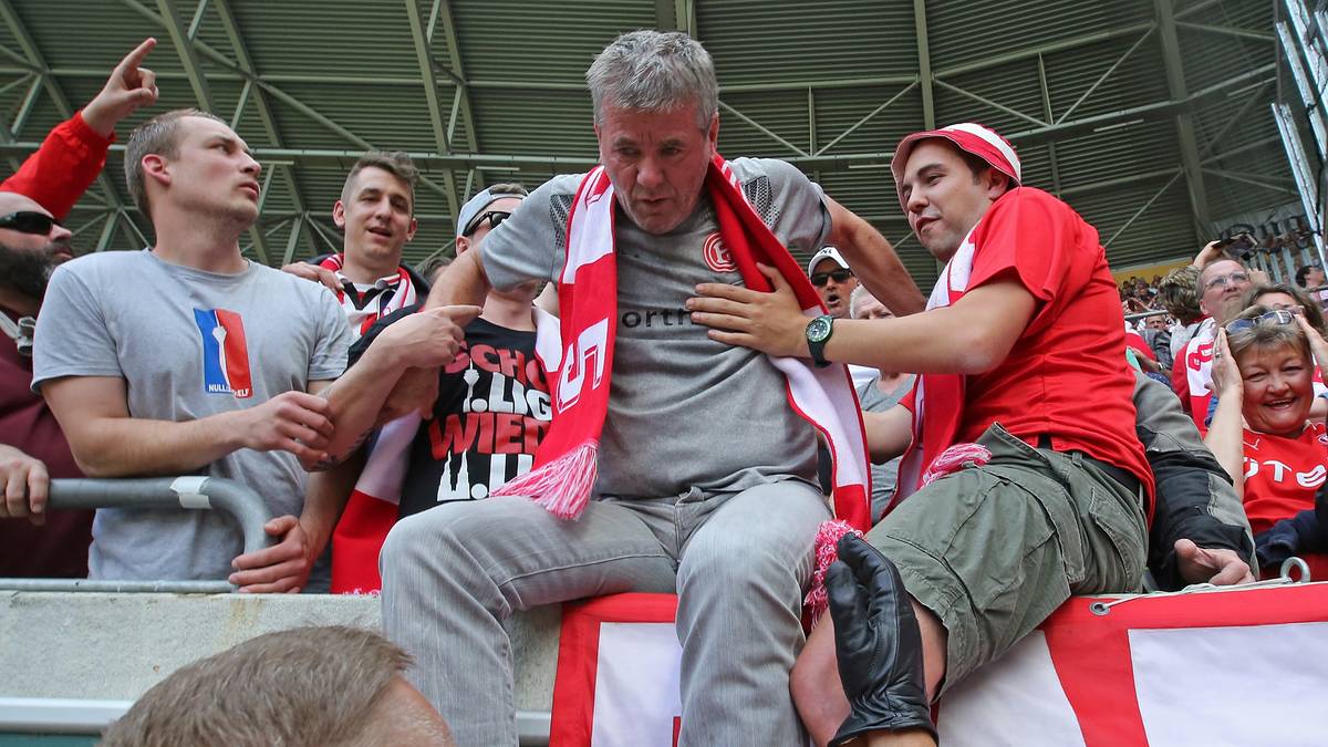 Entgegen sonstiger Gepflogenheiten geht er zu den Fans in die Kurve