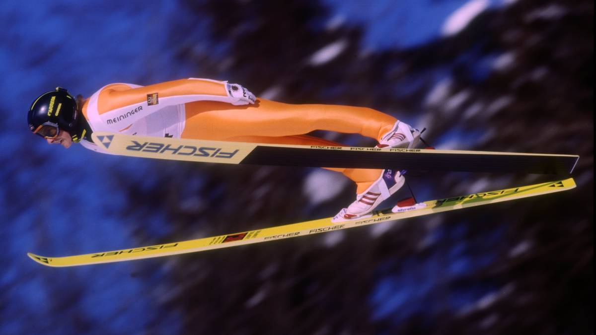 PLATZ 1 - JENS WEIßFLOG: Die Nummer eins ist ein Deutscher. Weißflog holte als einziger Athlet Olympia-Einzel-Gold im Parallel-Stil und im V-Stil. Dazu gewann er viermal die Vierschanzentournee, wobei er mit zehn Einzelsiegen bis heute Rekordhalter ist. Drei WM-Titel, 33 Weltcupsiege und der Gewinn des Gesamtweltcups 1983/1984 runden seine einzigartige Karriere ab