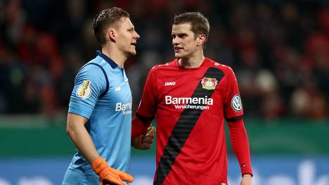 Bern Leno (li.) und Sven Bender verletzten sich im Spiel gegen Leipzig