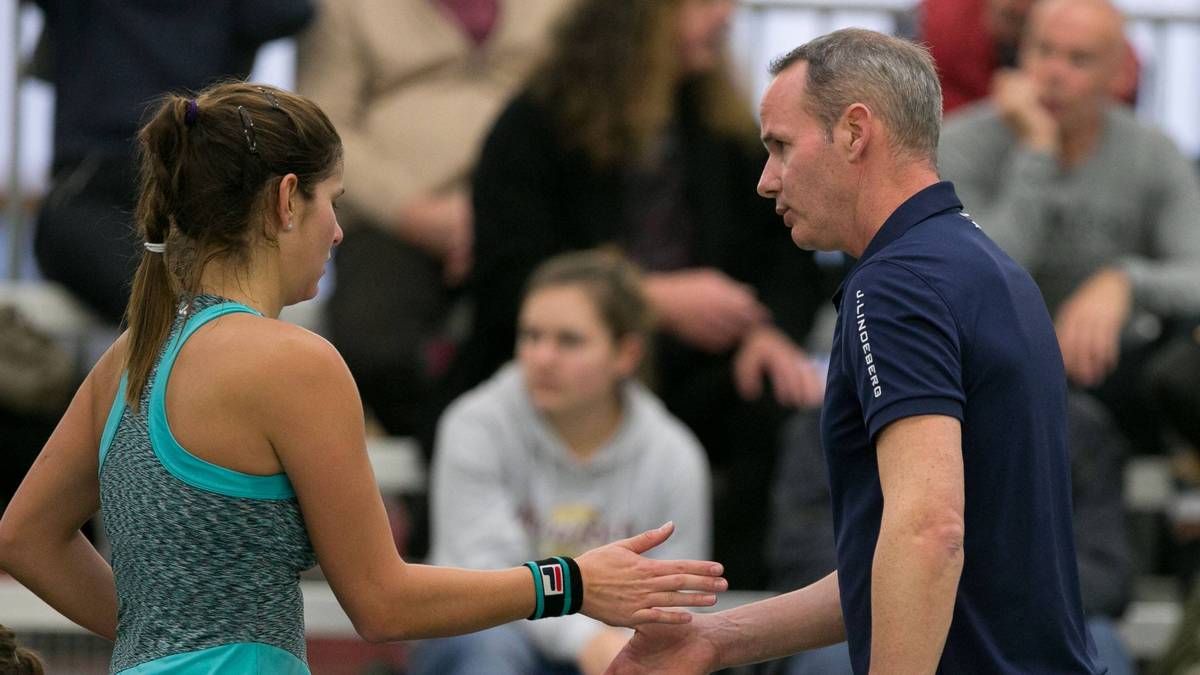 Görges trifft dann eine Entscheidung, die ihrer Karriere die entscheidende Wende geben sollte. Nach sieben Jahren trennt sich Görges 2015 von ihrem Coach Sascha Nensel. Ihr neuer Trainer wird Michael Geserer (r.), der sie schon seit 2014 beim Bundesligisten Rot-Blau Regensburg trainiert hatte