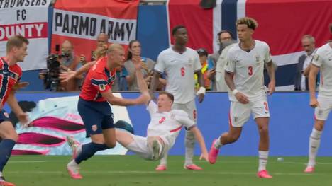 Das vermeintliche 2:1 für die Norweger wird durch eine neue VAR-Regelung letztendlich zurückgenommen.