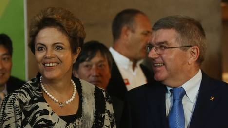 Dilma Rousseff (l.) im Gespräch mit IOC-Präsident Thomas Bach (r.)