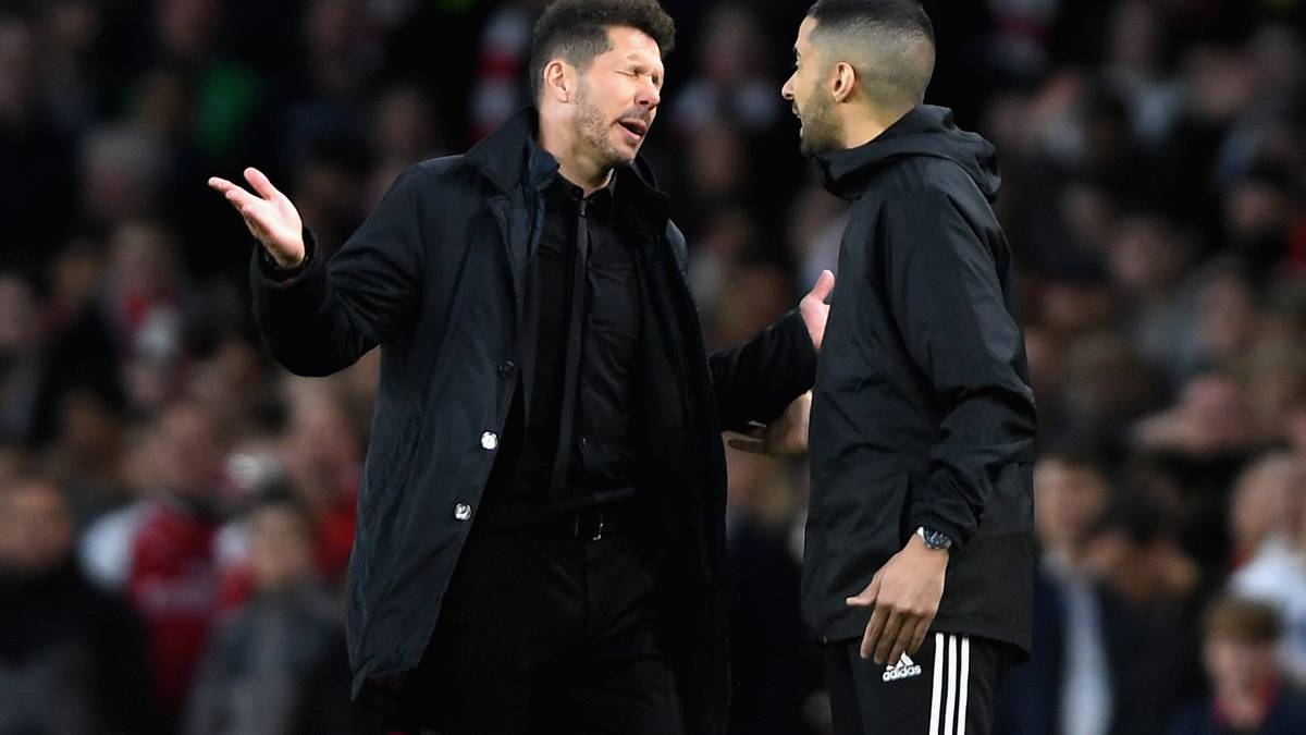 Der früheste Platzverweis in der Europa-League-Geschichte bringt Diego Simeone auf die Palme. Mit großen Gesten...
