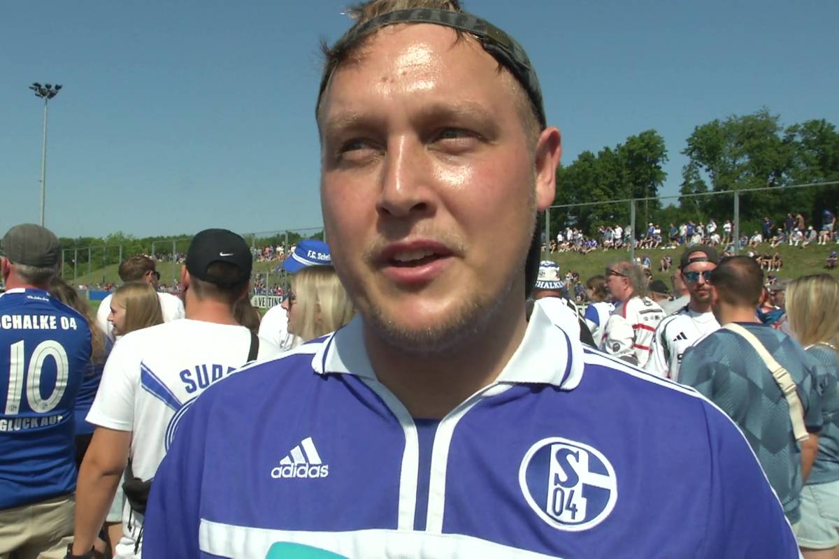 Die Fans des FC Schalke 04 mussten in den letzten Jahren so einiges ertragen. Beim Trainingsauftakt zur neuen Saison verraten die königsblauen Anhänger, wie tief der Frust wirklich sitzt.