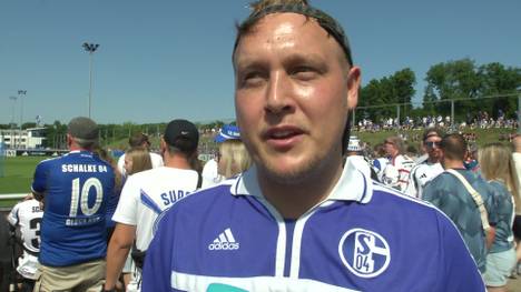 Die Fans des FC Schalke 04 mussten in den letzten Jahren so einiges ertragen. Beim Trainingsauftakt zur neuen Saison verraten die königsblauen Anhänger, wie tief der Frust wirklich sitzt.
