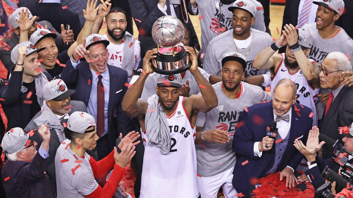 Gegner dort sind die Toronto Raptors, die erstmals in ihrer Historie den Einzug ins Finale geschafft haben. Angeführt von Superstar Kawhi Leonard (mit Pokal) räumten die Raptors der Reihe nach die Orlando Magic, die Philadelphia 76ers und die Milwaukee Bucks aus dem Weg