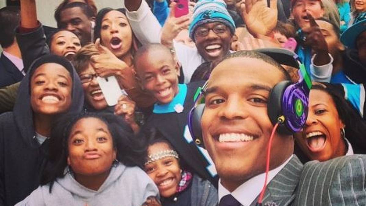 Ein Markenzeichen von Newton sind seine Kopfhörer. Zum Aufwärmen vor dem Spiel oder auf Reisen hat er immer ein speziel für ihn farblich abgestimmtes Modell auf dem Kopf