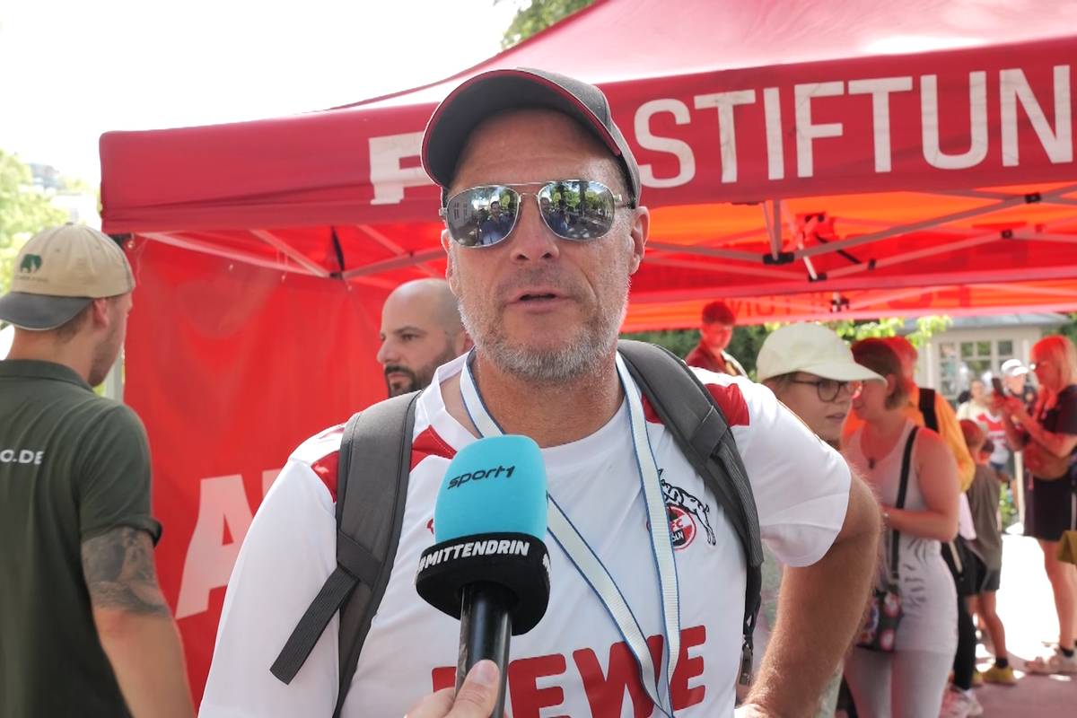 Trainer im Trikot - Fans feiern Kwasniok