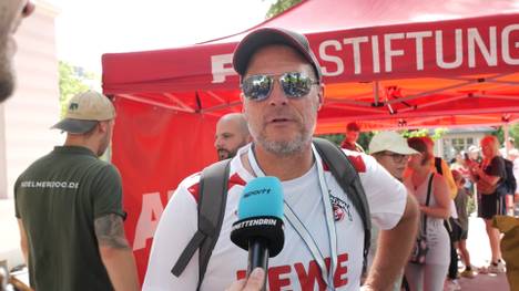 Die Fans des 1. FC Köln feiern Lukas Kwasniok für seine Trikot-Aktion am Spielfeldrand. Zudem haben viele hohe Ambitionen für die kommende Saison. 