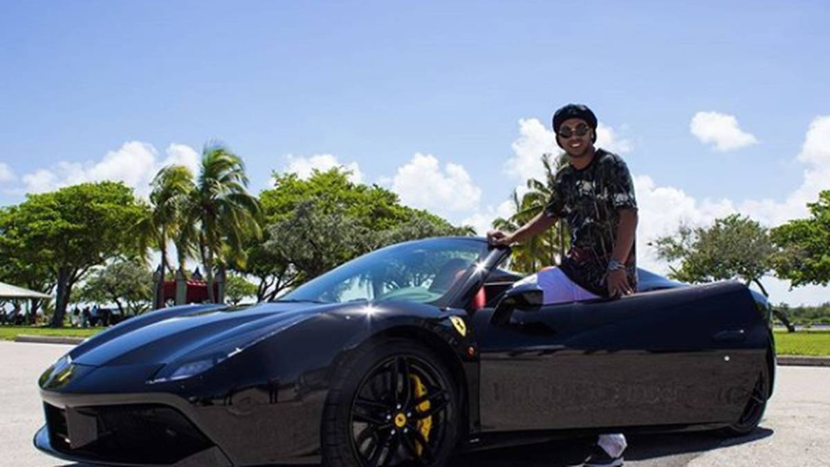 Lässiger Rentner. Ronaldinho posiert neben einem Ferrari 488. Das schwarze Geschoss hat etwa 570 PS unter der Haube