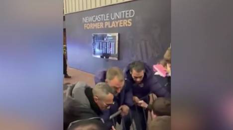 Hansi Flick hilft einem Kind, das von einer Menschenmenge eingequetscht wird und tröstet den kleinen Jungen anschließend sogar.