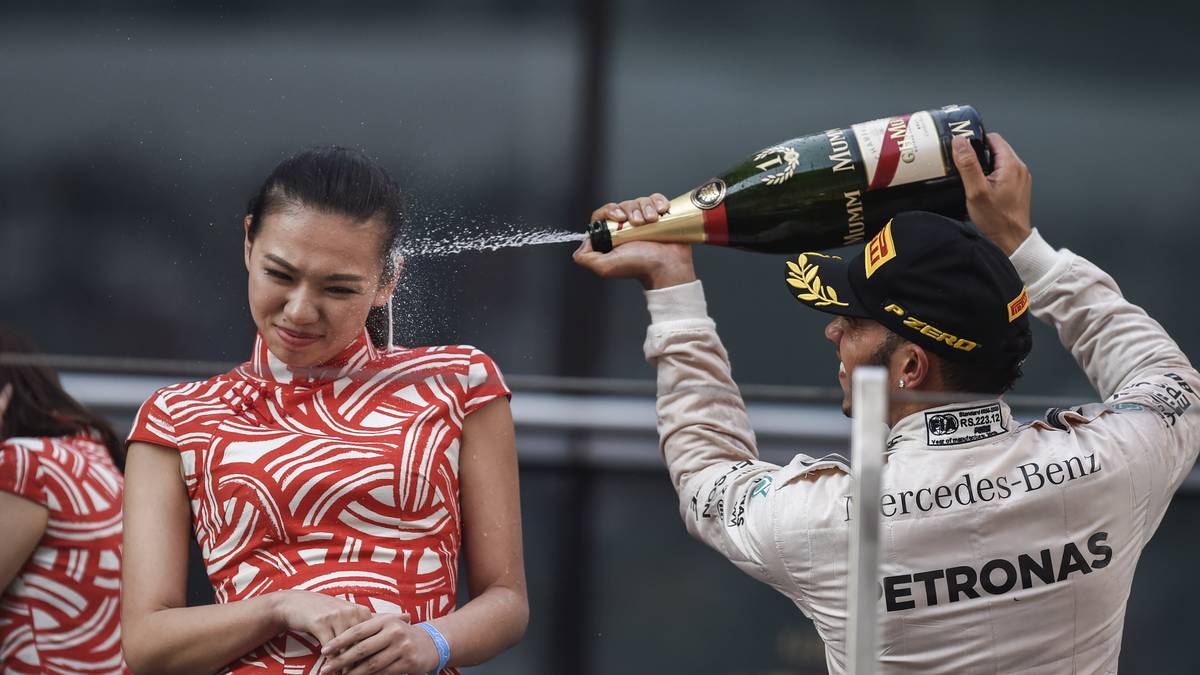Doch nicht bei allen Frauen kommt Hamilton so gut an. Nach dem Großen Preis von China entbrennt 2015 in Großbritannien eine Sexismus-Debatte, nachdem Hamilton ein Grid Girl bei der Siegerehrung mit Champagner vollpritzt. Sie selbst hat dabei nur leidlich Spaß