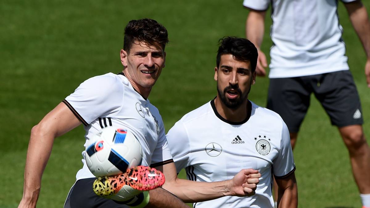 Auch Sami Khedira (r., mit Mario Gomez) steht nach überstandener Wadenzerrung erstmals mit der Mannschaft auf dem Rasen