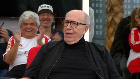 Reiner Calmund ist am Tag der ersten Meisterschaft von Bayer Leverkusen vor dem entscheidenden Spiel gegen Bremen zu Gast im STAHLWERK Doppelpass - und legt einen Auftritt mit absolutem Kult-Potenzial hin.