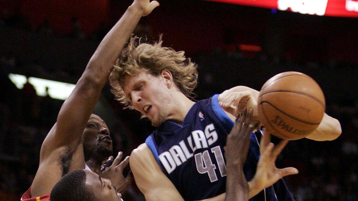 11. November 2004: Miamis Altstars Eddie Jones (v.) und Alonzo Morning können Nowitzki nicht aufhalten: 41 Punkte beim 113:93-Erfolg der Mavs gegen die Heat. Dabei trifft "Dirkules" all seine 13 Freiwürfe