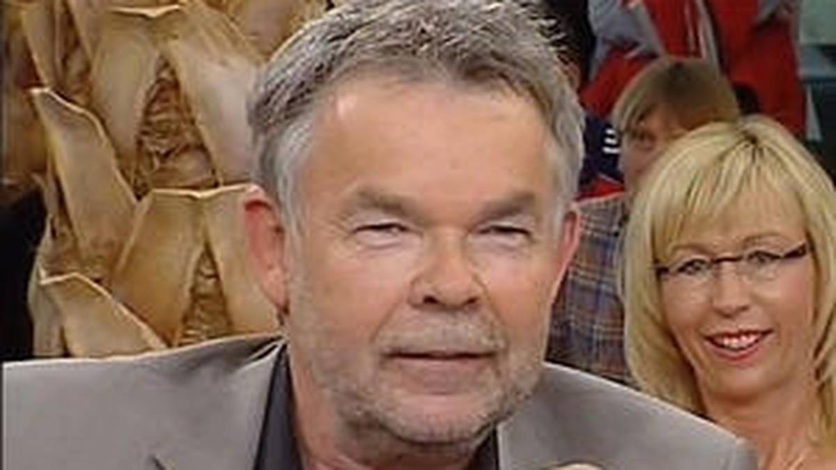 Udo Lattek: "Es ist immer schlimm, wenn ein Mann dazwischen redet, der am Rande des Fußballs lebt." - Manfred Breuckmann: "Besser, als wenn man am Rande des Wahnsinns lebt."