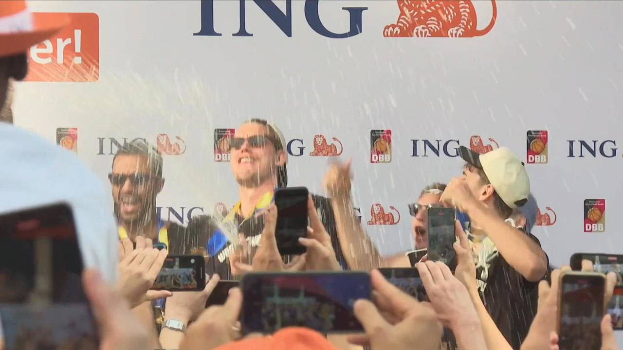 Party in Frankfurt! Basketball-Weltmeister von Fans in Deutschland empfangen