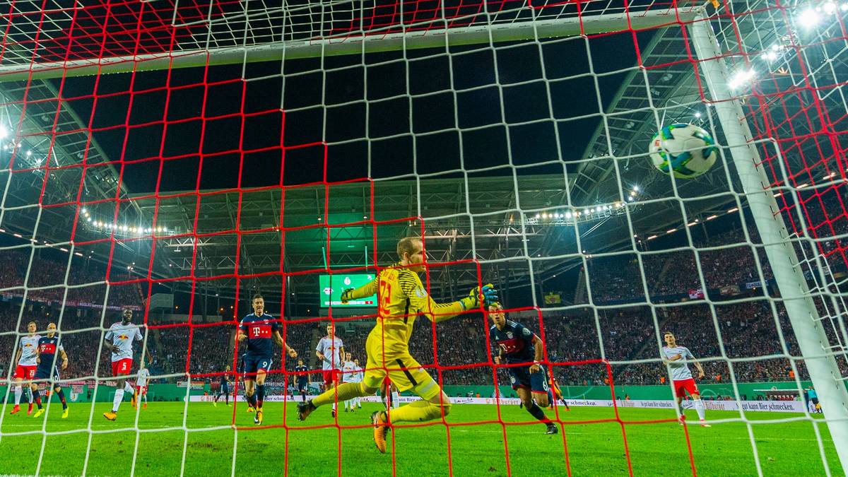 RB LEIPZIG - PETER GULACSI: Der Ungar war mit Abstand der beste Leipziger auf dem Platz. War zur Stelle bei Tolisso, Thiago und Coman und zeigte seine Klasse in der Verlängerung, als er die Doppelchance von Thiago und Kimmich vereitelte. Beim Elfmeterschießen chancenlos. SPORT1-Note 1