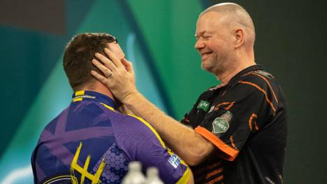 Max Hopp spricht im Interview über die Worte, welche Raymond van Barneveld an Luke Littler nach dem Match richtete. Luke Littler reflektiert das Spiel.