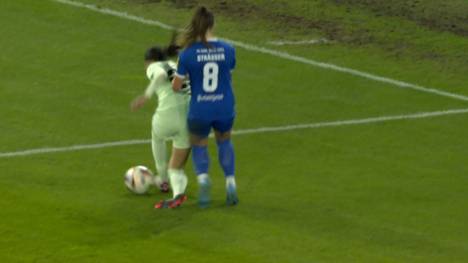 Lange hat Carl Zeiss Jena gegen die Mannschaft von SGS Essen gut mithalten können. Doch nach dieser Elfmeter machen die Frauen aus Essen alles klar. 