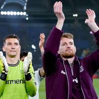 Auf dem Papier ist Matej Kovar in Leverkusens Tor nur die Nummer 2 und doch kann der Tscheche gleich zwei Titel als Stammkraft gewinnen. Eine durchaus kuriose Situation bei Bayer - die Lukas Hradecky nicht unbedingt stört. 