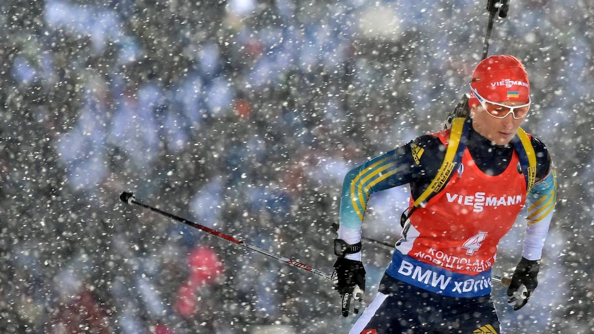 In Kontiolahti geht es am Samstag heiß her. Zunächst müssen sich Männer und Frauen aber erst einmal durch das dichte Schneetreiben quälen.