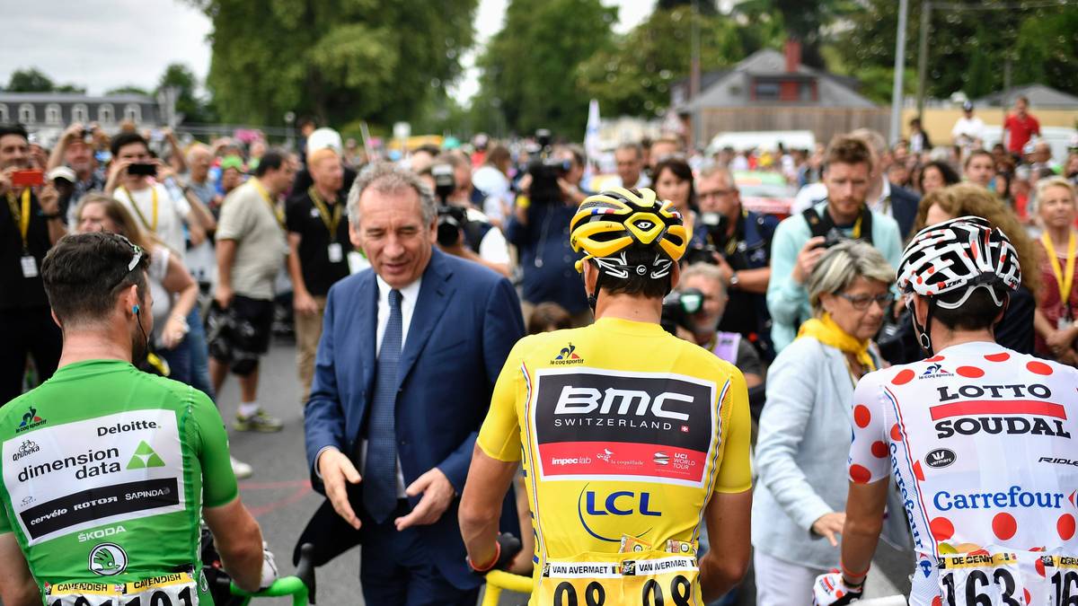 Startort der 8. Etappe durch die Pyrenäen ist Pau. Bürgermeister Francois Bayrou spricht vor dem Start mit den Trägern der begehrtesten Trikots (v.l. Mark Cavendish, Greg van Avermaet und Thomas De Gendt) 