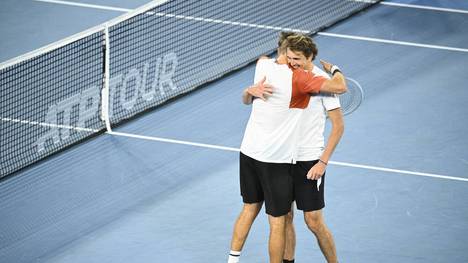 Alexander Zverev (r.) und Jan-Lennard Struff schlugen Serbien in der Gruppenphase des ATP-Cups